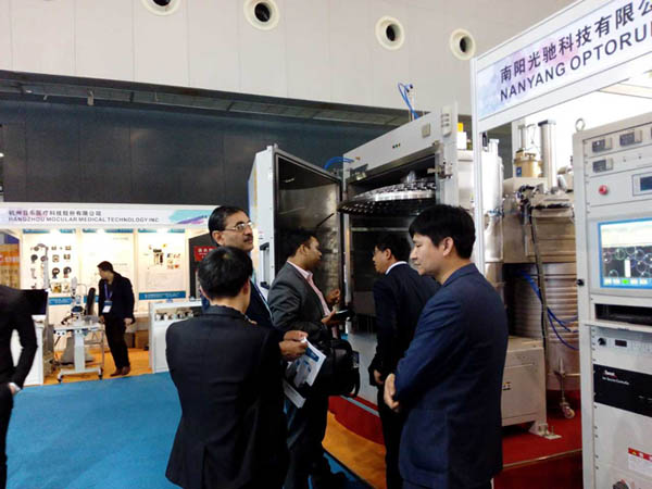 南陽光馳鍍膜機(jī)震撼亮相2015上海國(guó)際眼鏡展